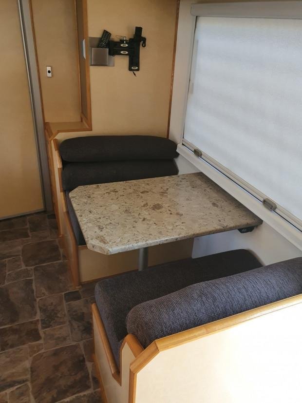 2012 Isuzu Nps300 4X4 Camper/Motorhome image 27