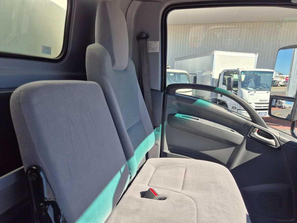 2021 Isuzu Nnr 45 150 6 Pallet Amt Van And Lift image 11