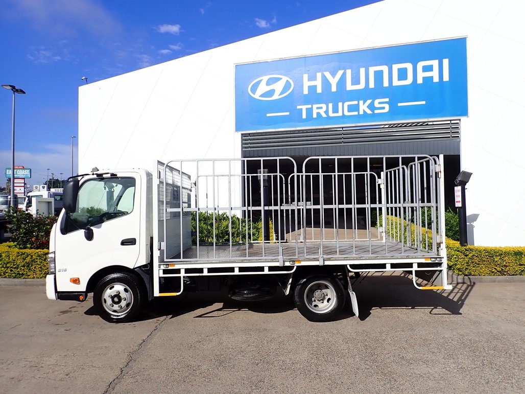 2020 Hino Dutro 300 image 2