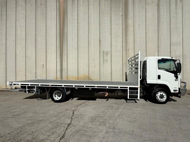 2015 Isuzu F Series image 8