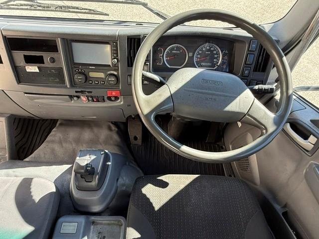 2015 Isuzu F Series image 13
