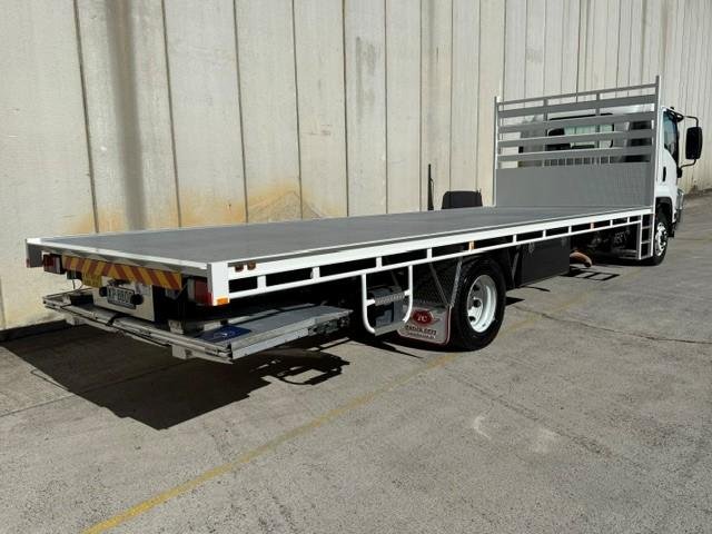 2015 Isuzu F Series image 7