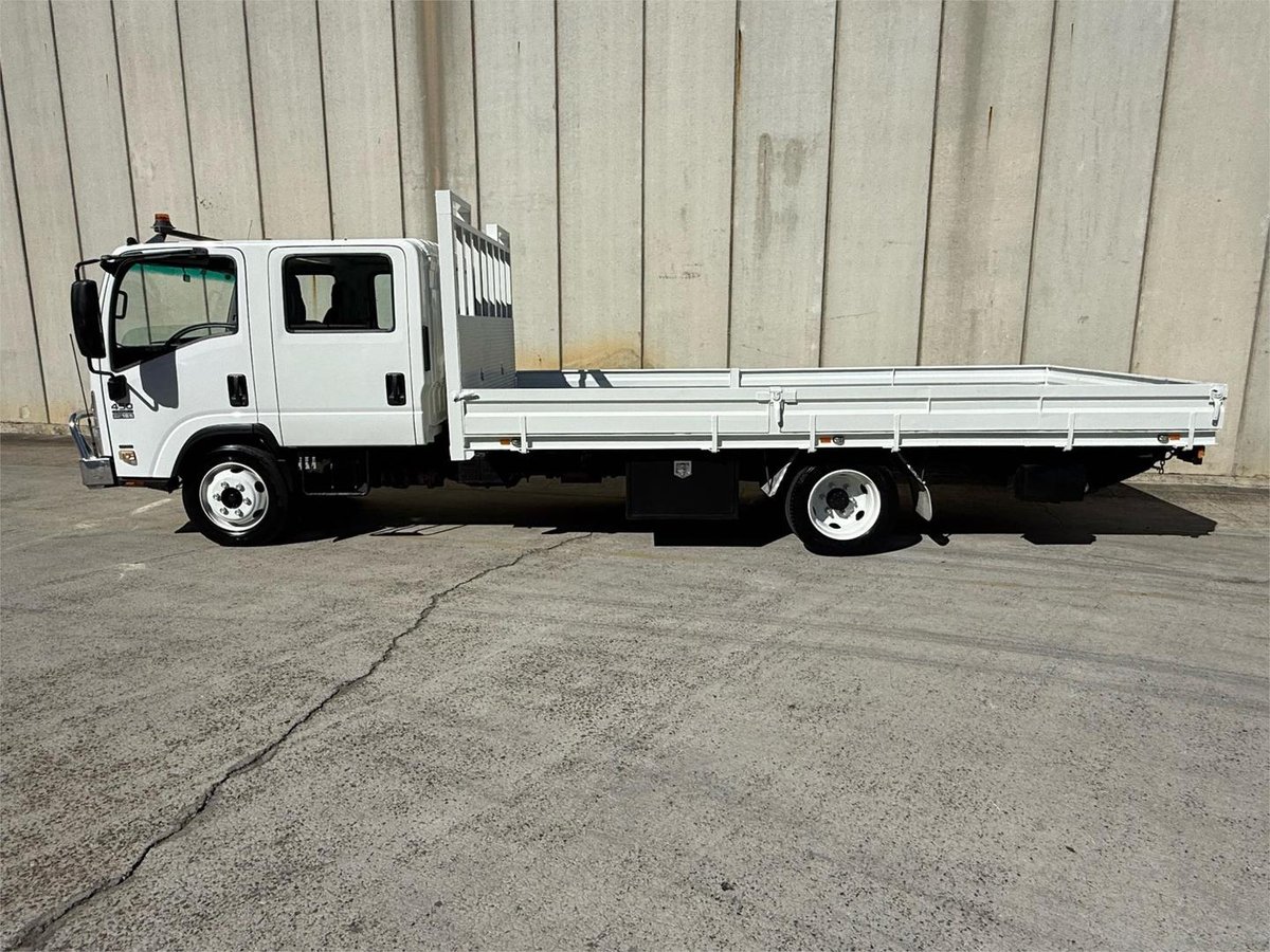 2010 Isuzu Nqr 450 image 2