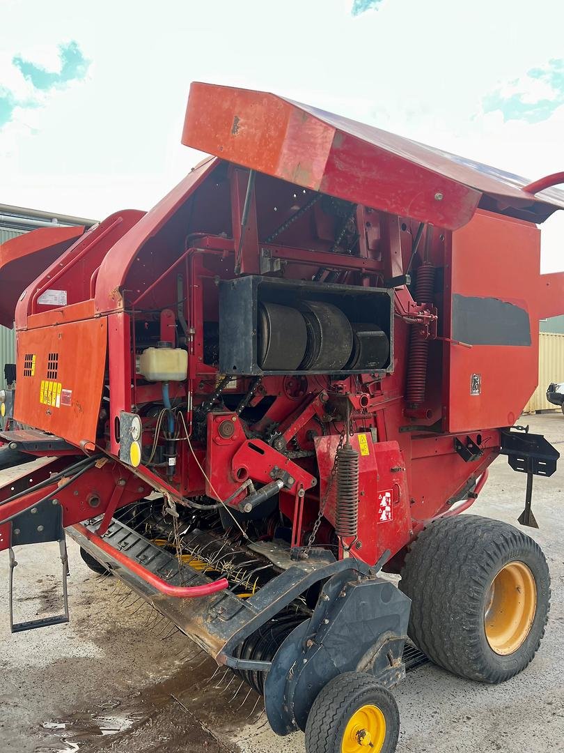 2004 New Holland Br740 image 9
