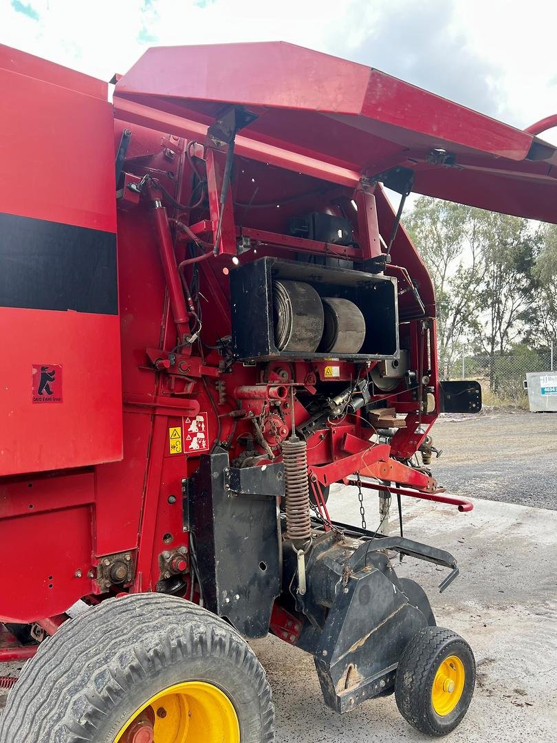 2004 New Holland Br740 image 8