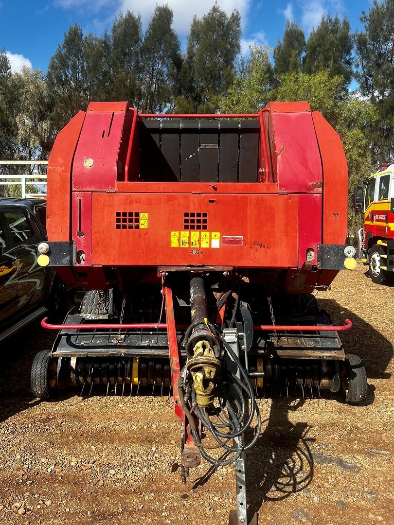 2004 New Holland Br740 image 2