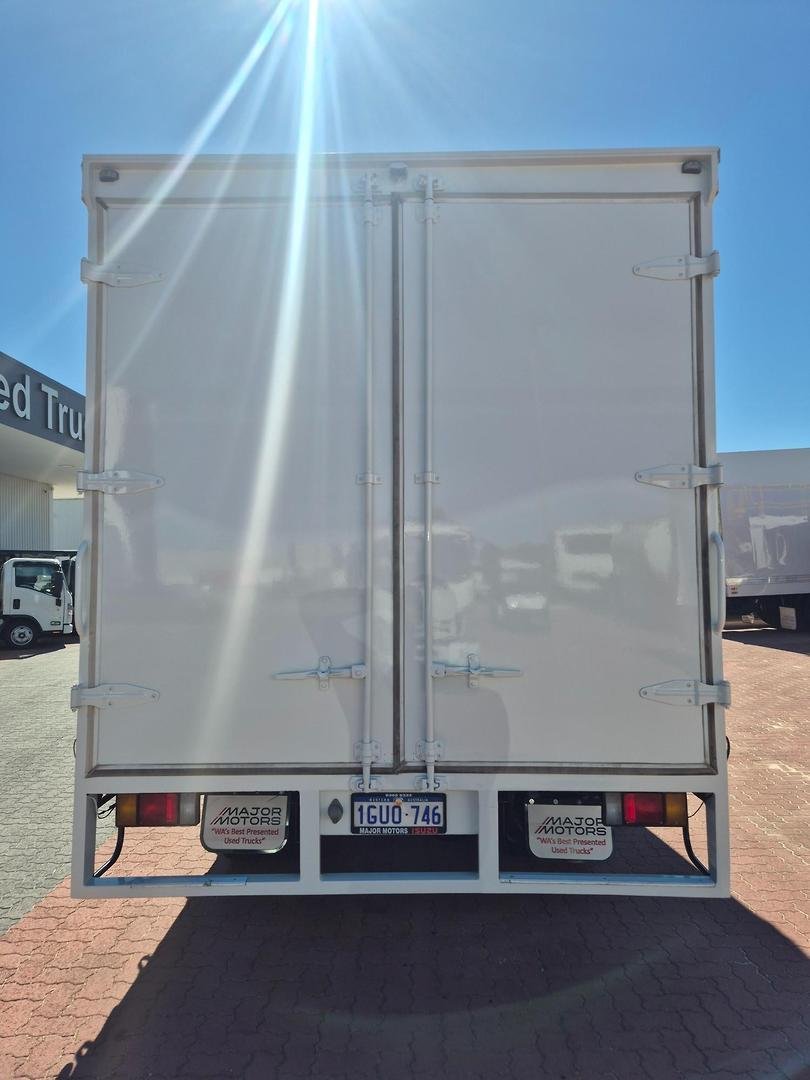2015 Isuzu Npr65-190  6 Pallet Tautliner image 11