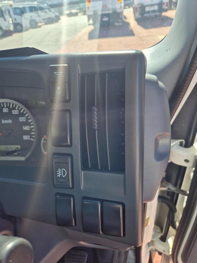 2015 Isuzu Npr65-190  6 Pallet Tautliner image 13