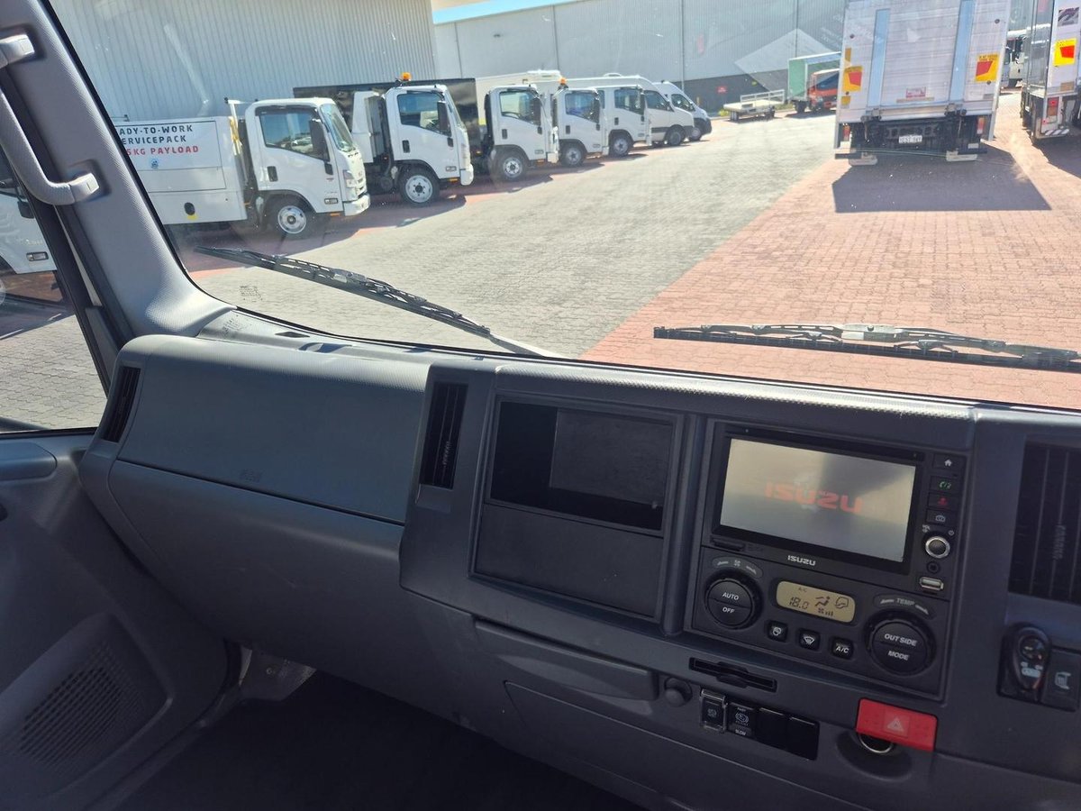 2015 Isuzu Npr65-190  6 Pallet Tautliner image 17