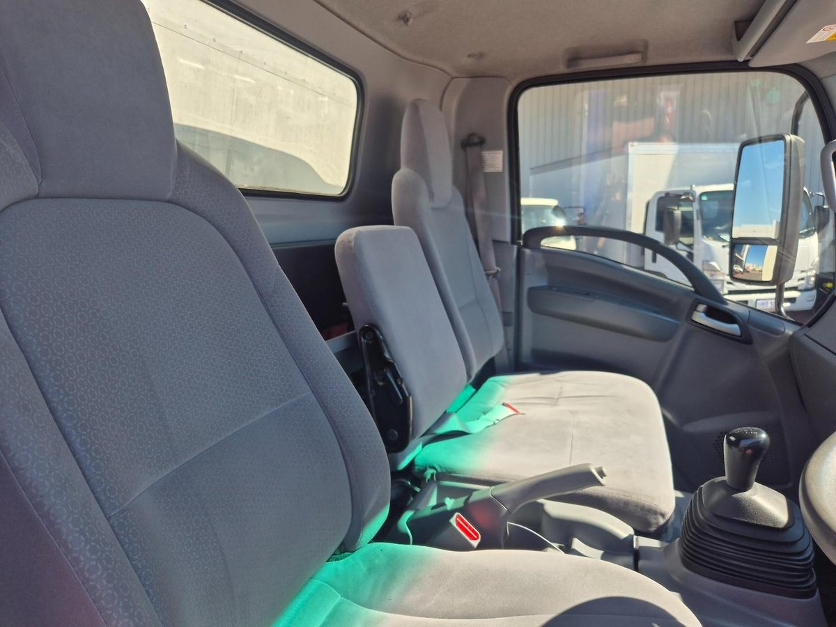 2015 Isuzu Npr65-190  6 Pallet Tautliner image 21