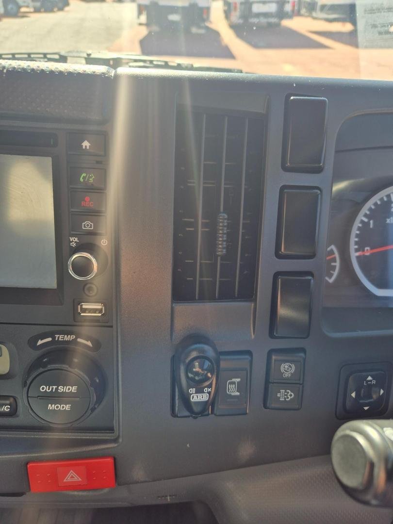2015 Isuzu Npr65-190  6 Pallet Tautliner image 5