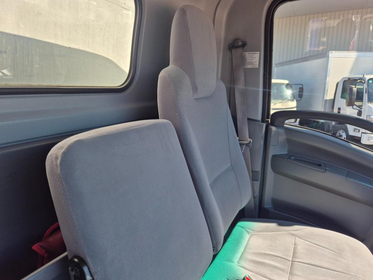 2015 Isuzu Npr65-190  6 Pallet Tautliner image 9