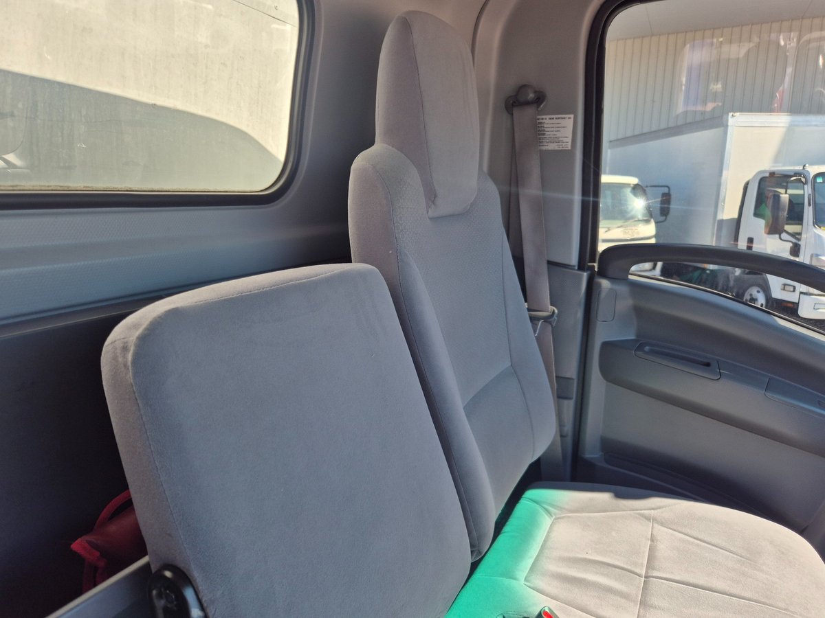 2015 Isuzu Trucks Npr65-190  6 Pallet Tautliner image 9