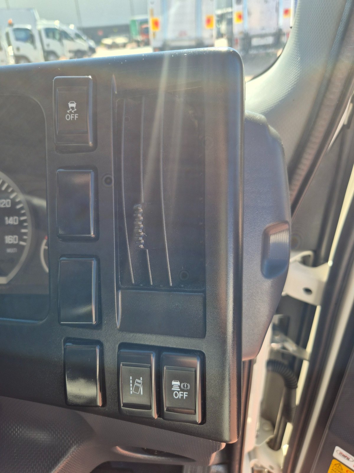 2022 Isuzu Trucks Nnr 45 150 Car License Amt Crew Tray image 15