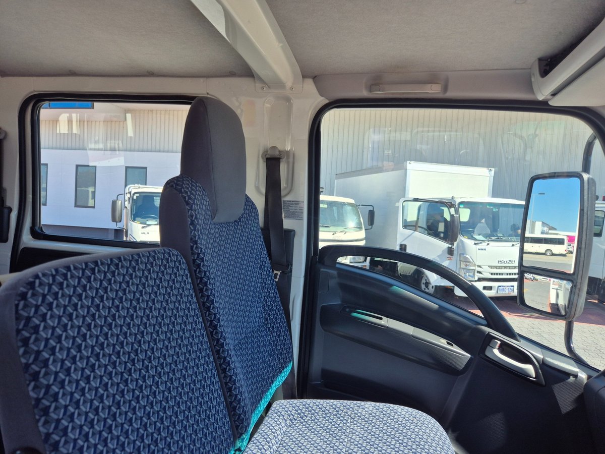 2022 Isuzu Trucks Nnr 45 150 Car License Amt Crew Tray image 8