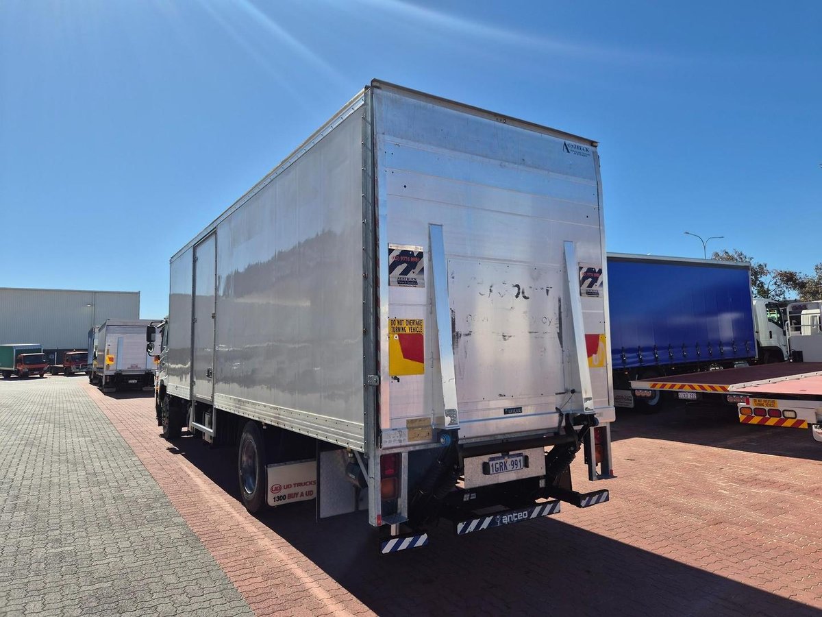 2018 UD Pk16 280 Auto 50Cm Van And Lift image 23