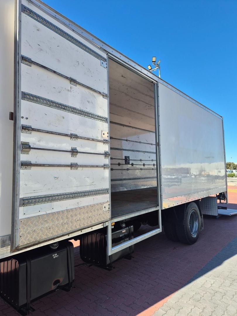 2018 UD Pk16 280 Auto 50Cm Van And Lift image 9