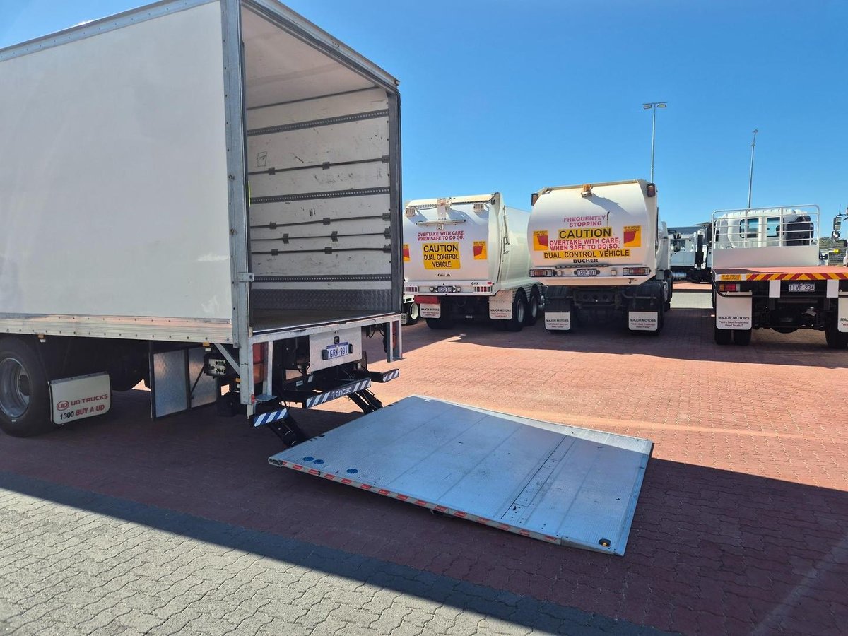 2018 UD Pk16 280 Auto 50Cm Van And Lift image 17