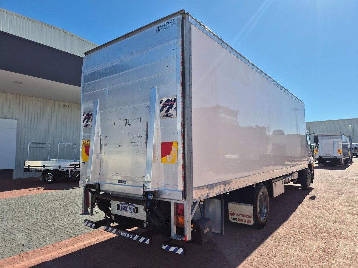 2018 UD Pk16 280 Auto 50Cm Van And Lift image 22