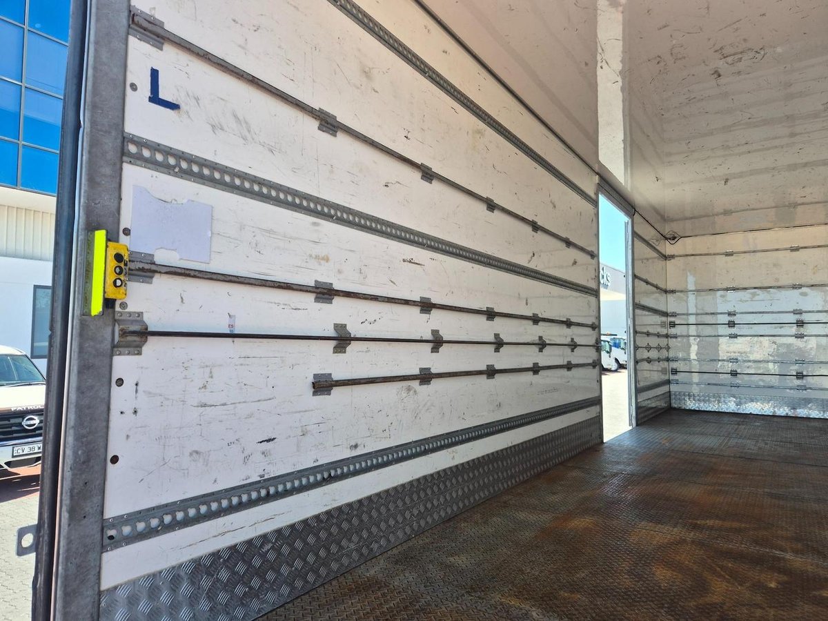 2018 UD Pk16 280 Auto 50Cm Van And Lift image 21