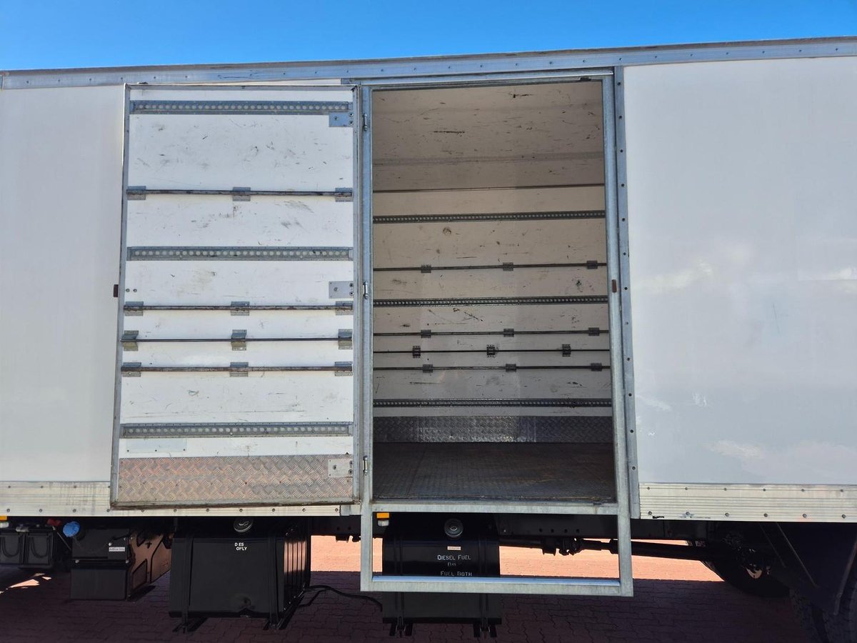2018 UD Pk16 280 Auto 50Cm Van And Lift image 14