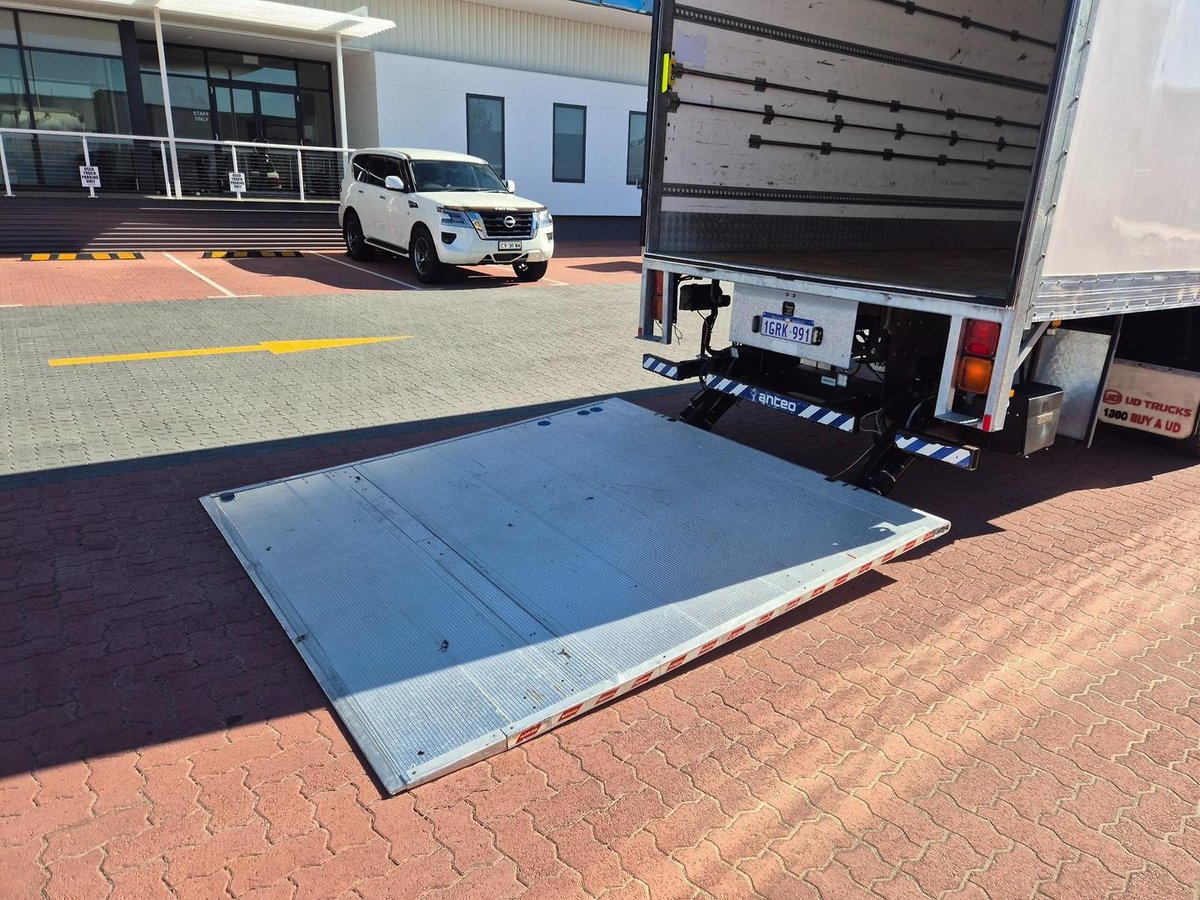 2018 UD Pk16 280 Auto 50Cm Van And Lift image 32