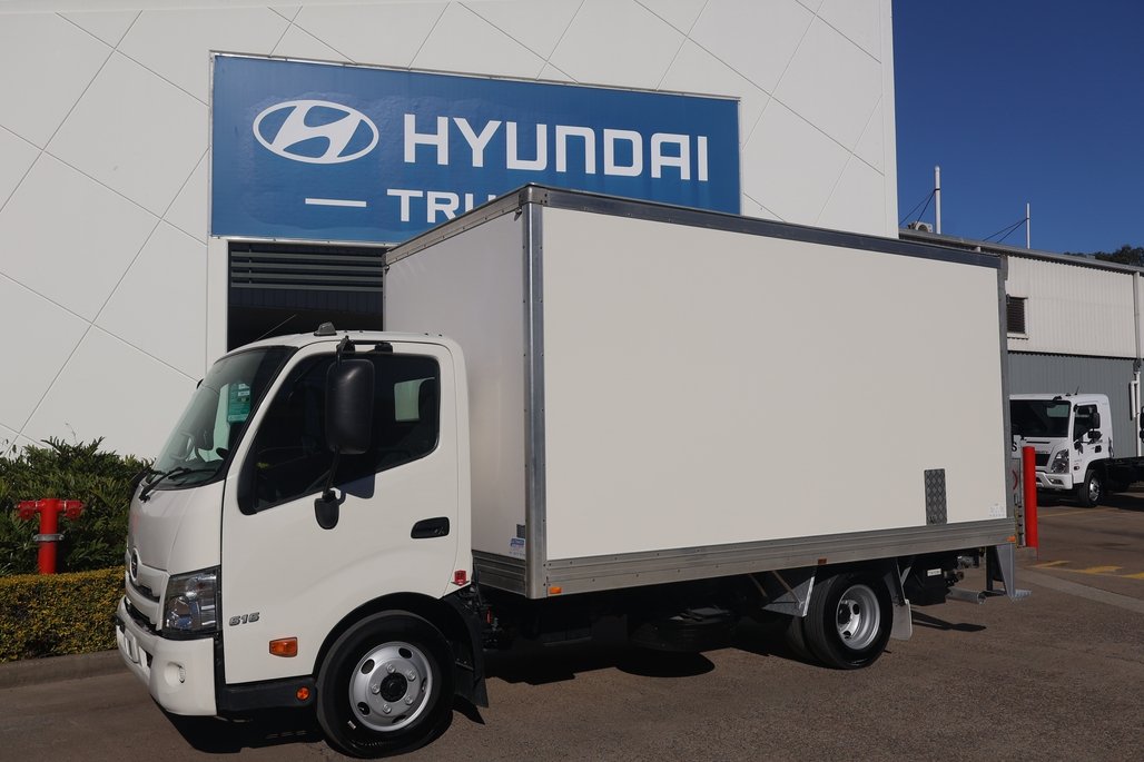 2022 Hino Dutro 300