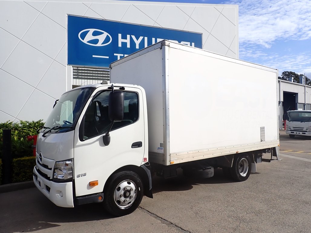 2022 Hino Dutro 300
