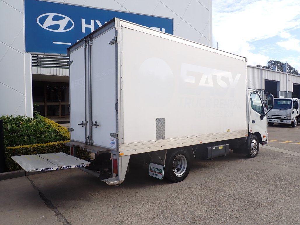 2022 Hino Dutro 300 image 2