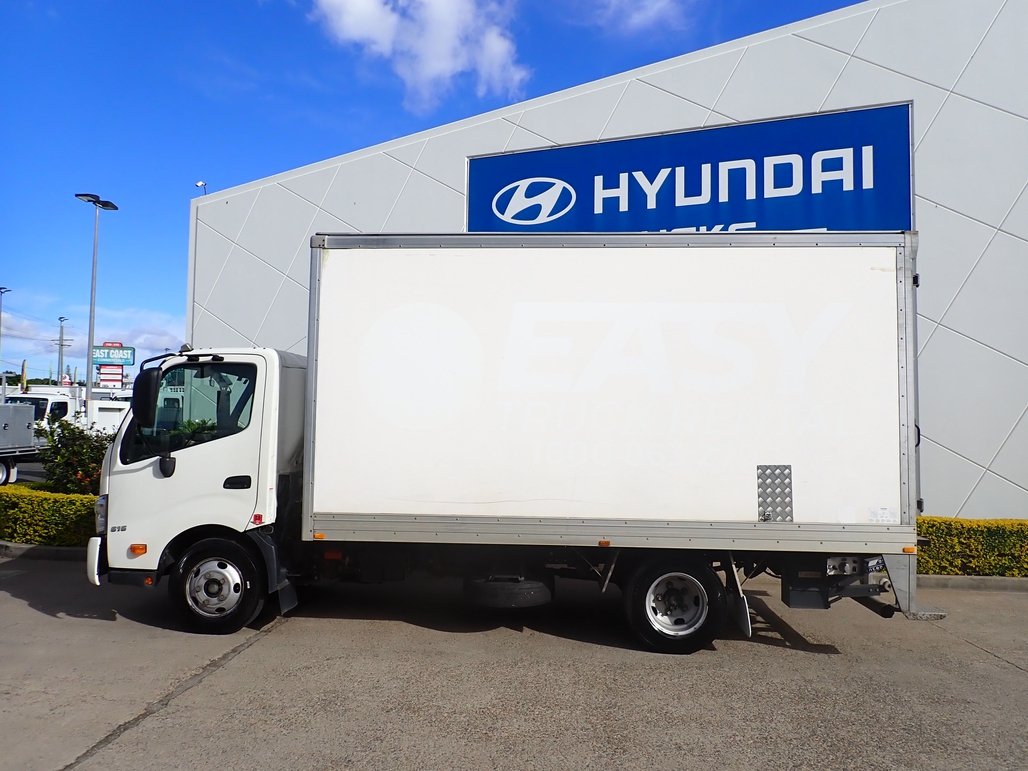 2022 Hino Dutro 300 image 3