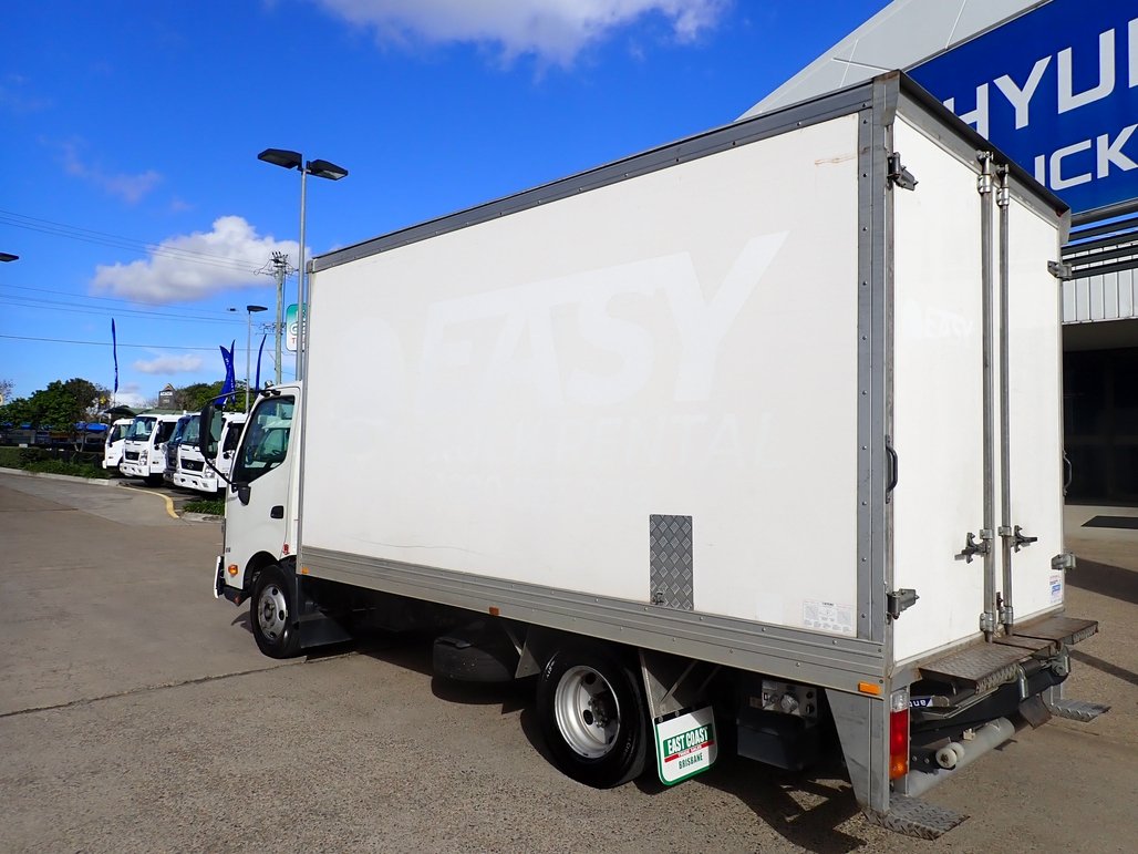 2022 Hino Dutro 300 image 4