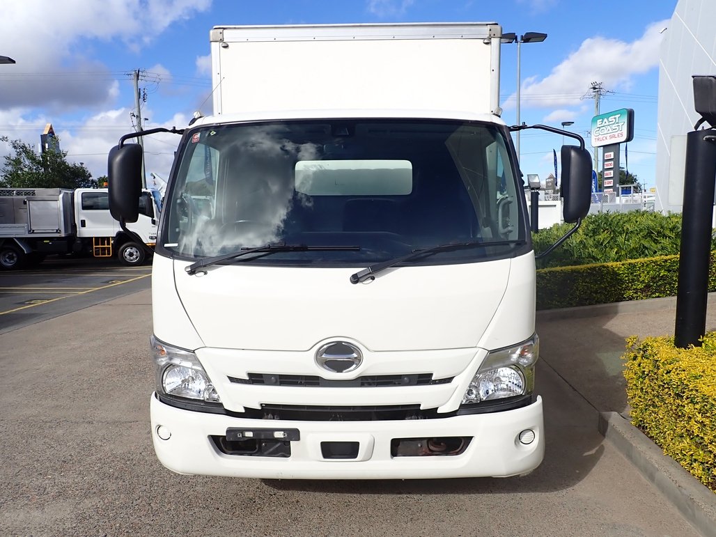 2022 Hino Dutro 300 image 5