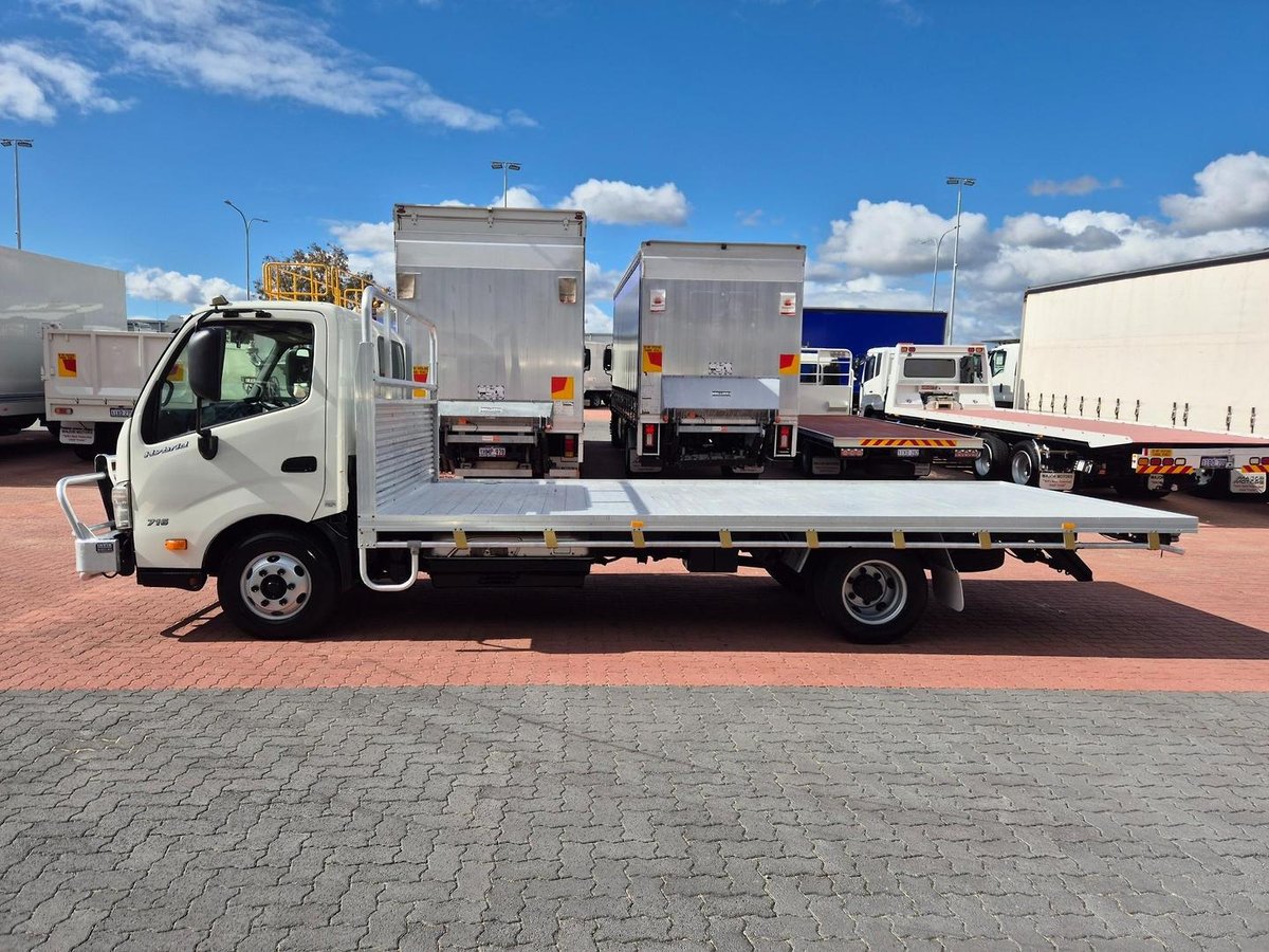 2015 Hino 716 - 300 Series Hybrid 3.5 Ton &Quot;Hybrid&Quot; Auto Tray image 3