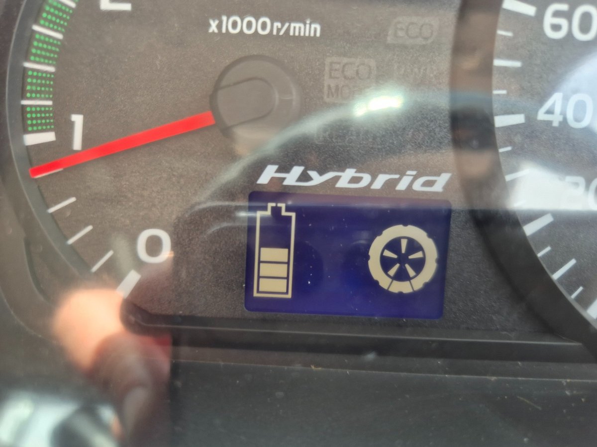 2015 Hino 716 - 300 Series Hybrid 3.5 Ton Quothybridquot Auto Tray image 7