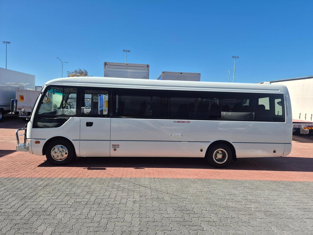 2014 Fuso Rosa 25 Seat Auto Deluxe Bus image 2