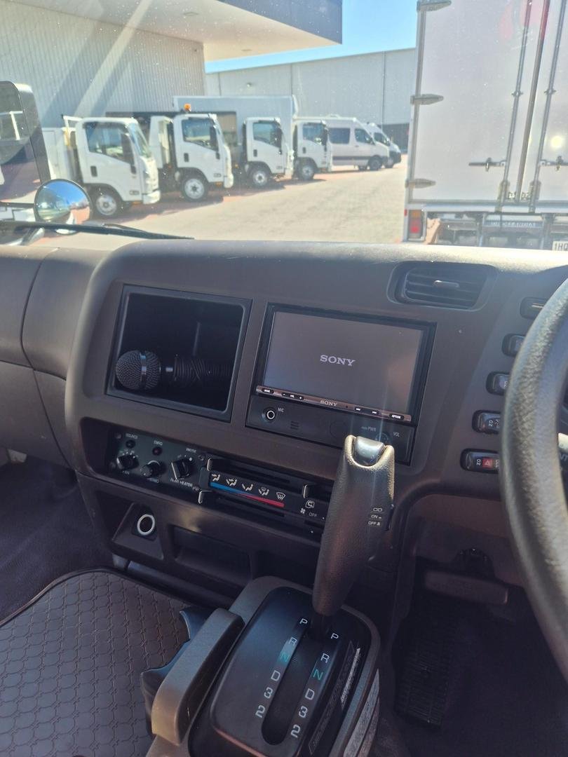 2014 Fuso Rosa 25 Seat Auto Deluxe Bus image 9