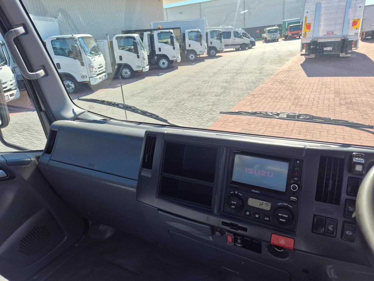 2016 Isuzu Npr 75-190  Amt 3.5 Ton Tray With Rops image 13