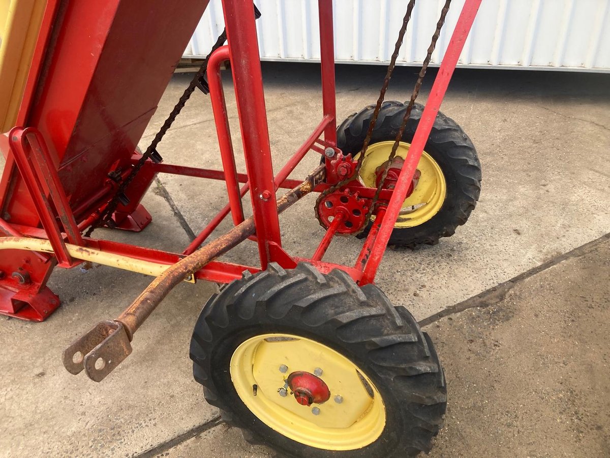 New Holland 471 Bale Loader image 9