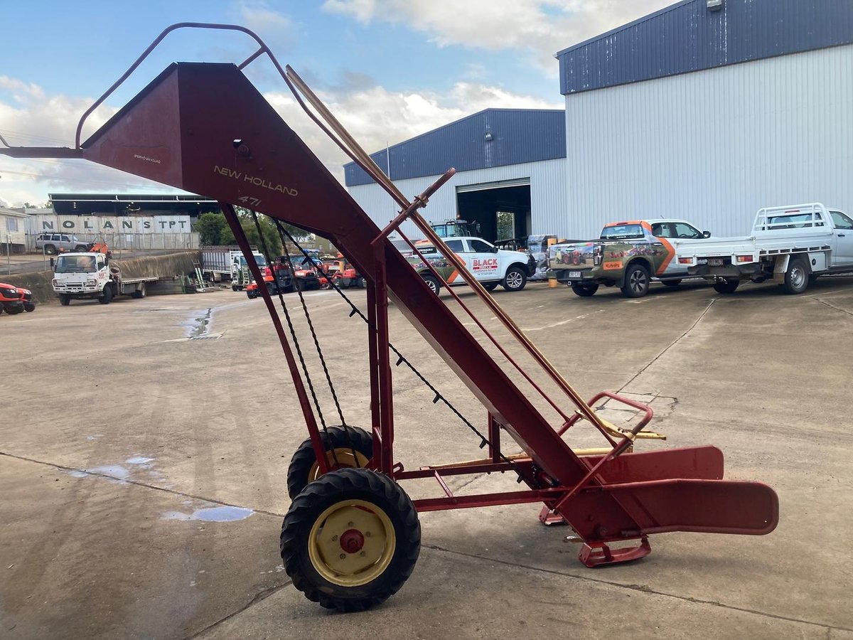 New Holland 471 Bale Loader image 4