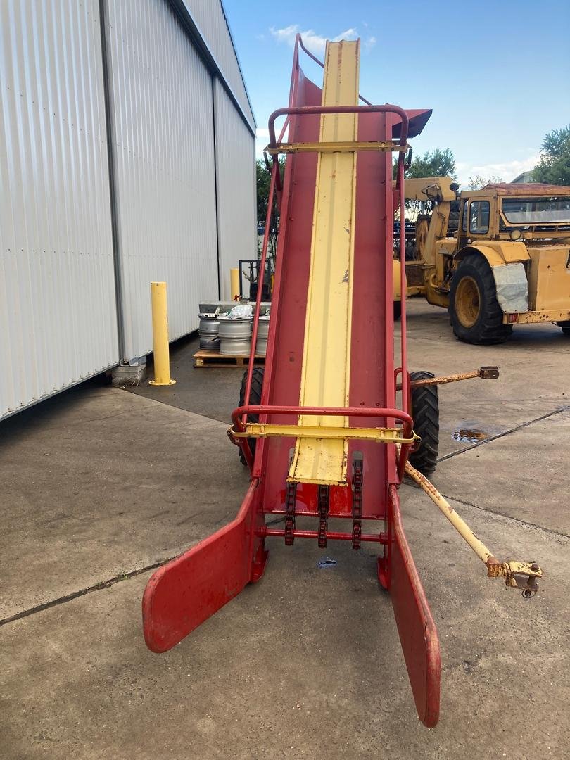 New Holland 471 Bale Loader image 2