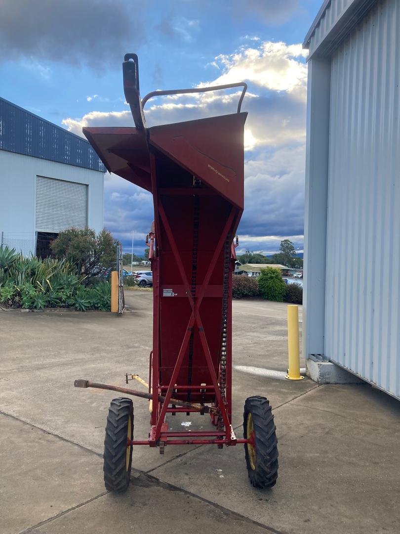New Holland 471 Bale Loader image 5