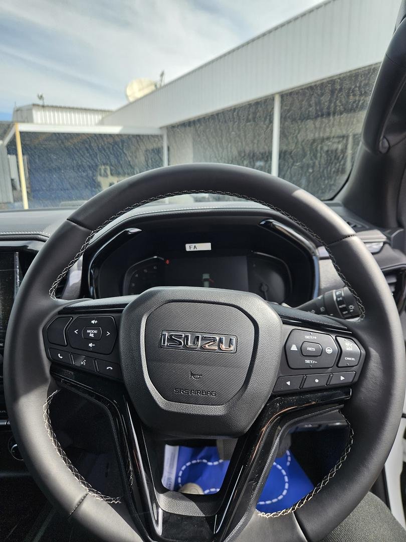 2026 Isuzu D-MAX BLADE MY25.5 4X4 Dual Range image 9