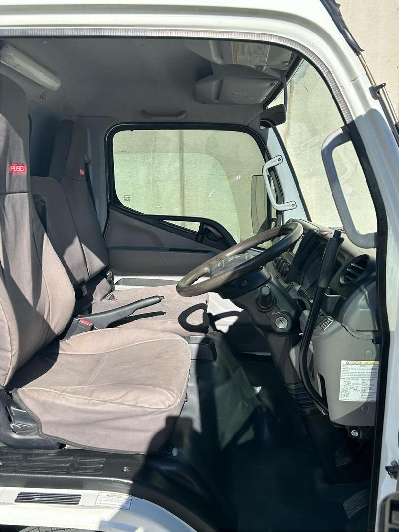 2018 Mitsubishi Canter 615 image 12