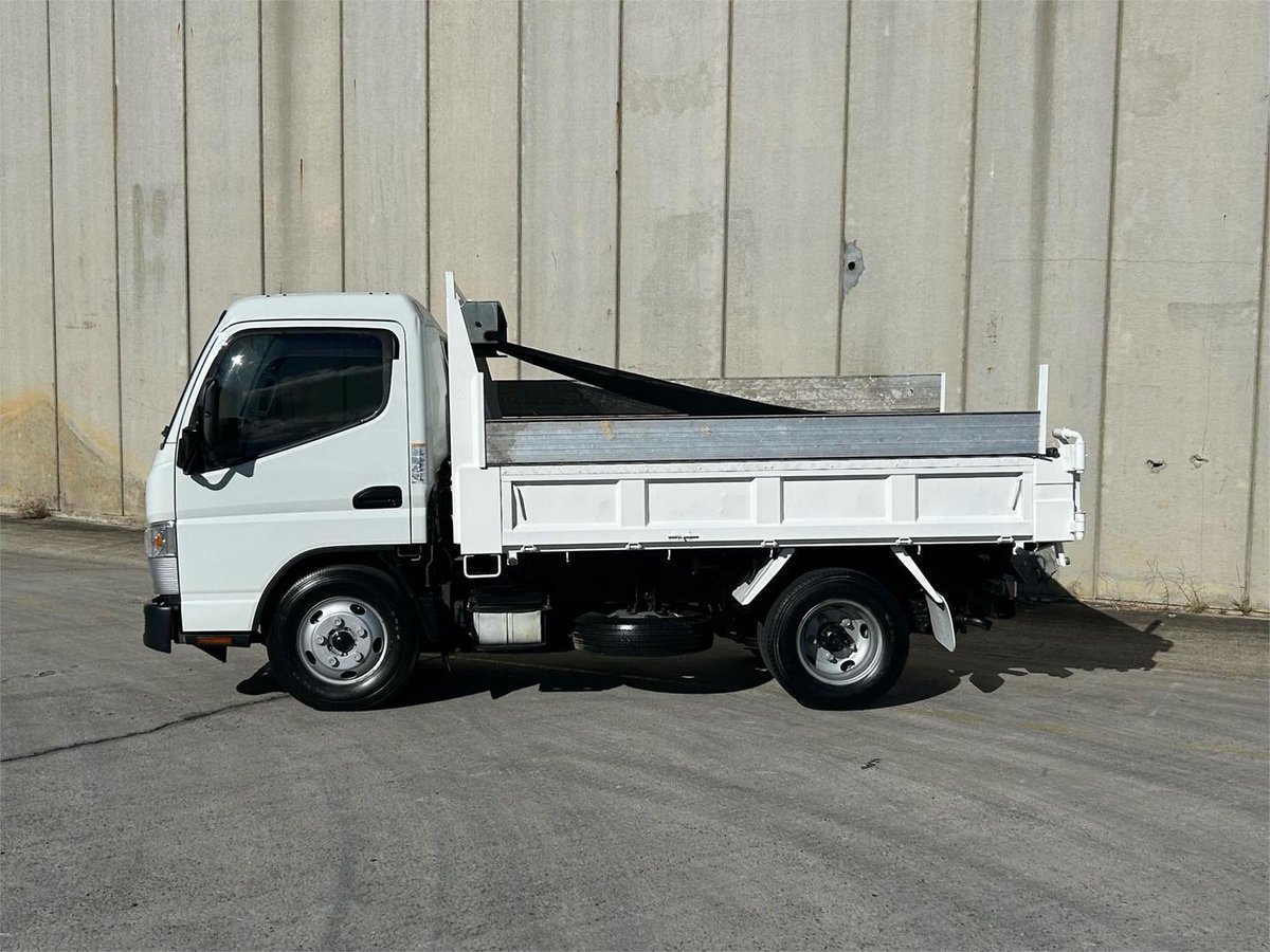 2018 Mitsubishi Canter 615 image 2