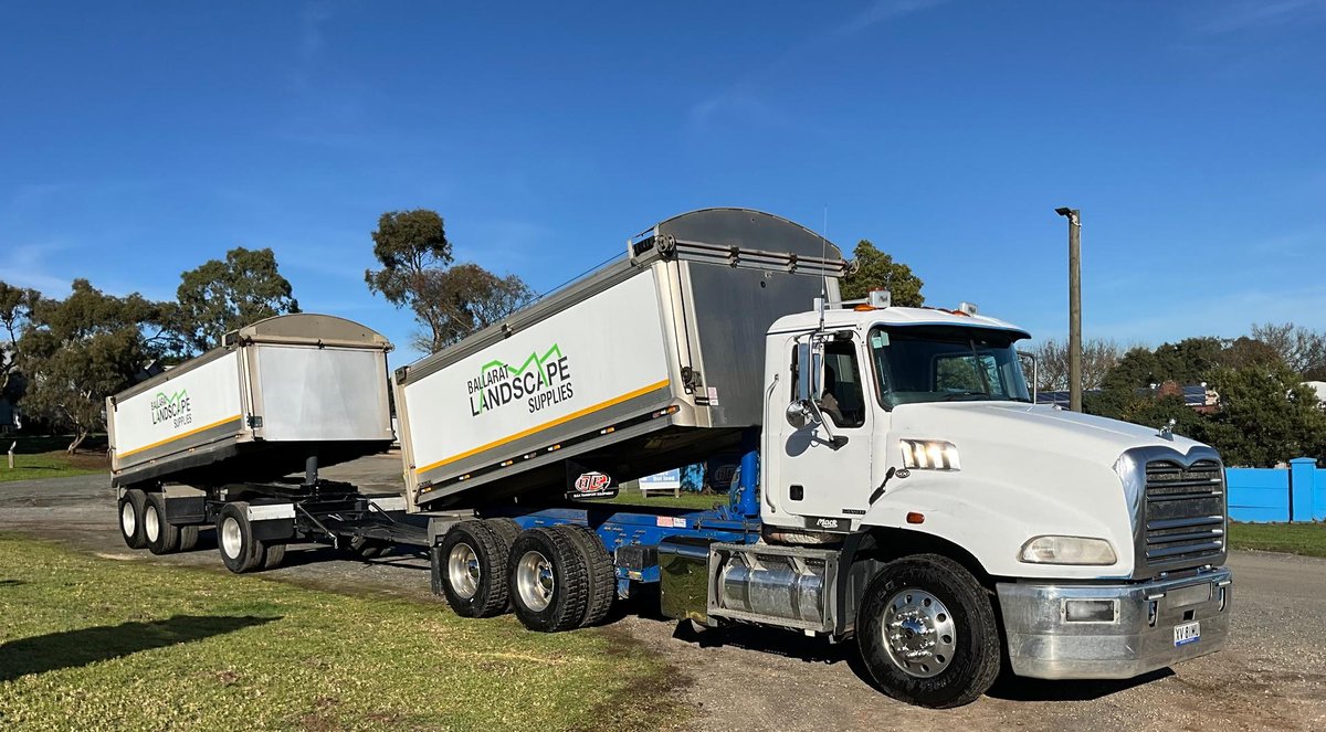 2015 Mack Granite image 28