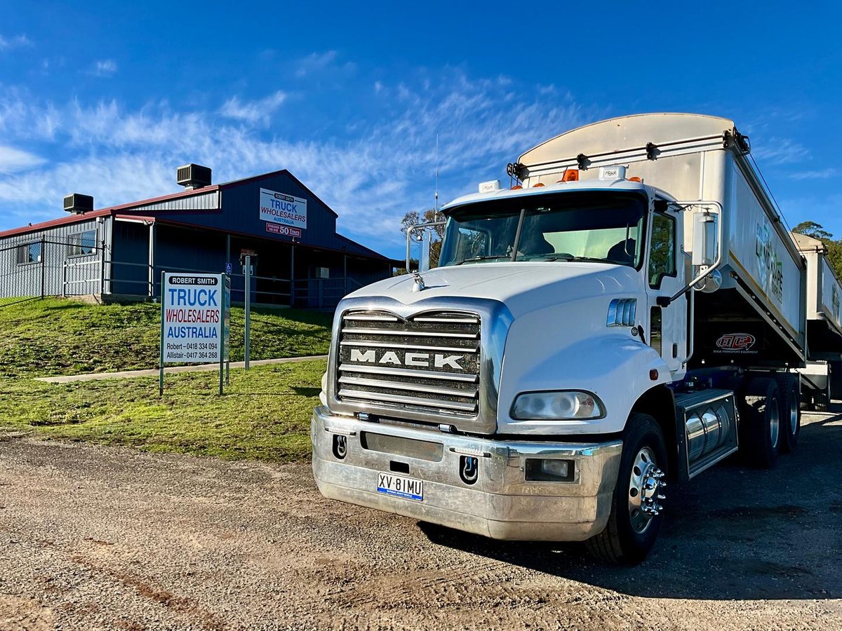 2015 Mack Granite image 36