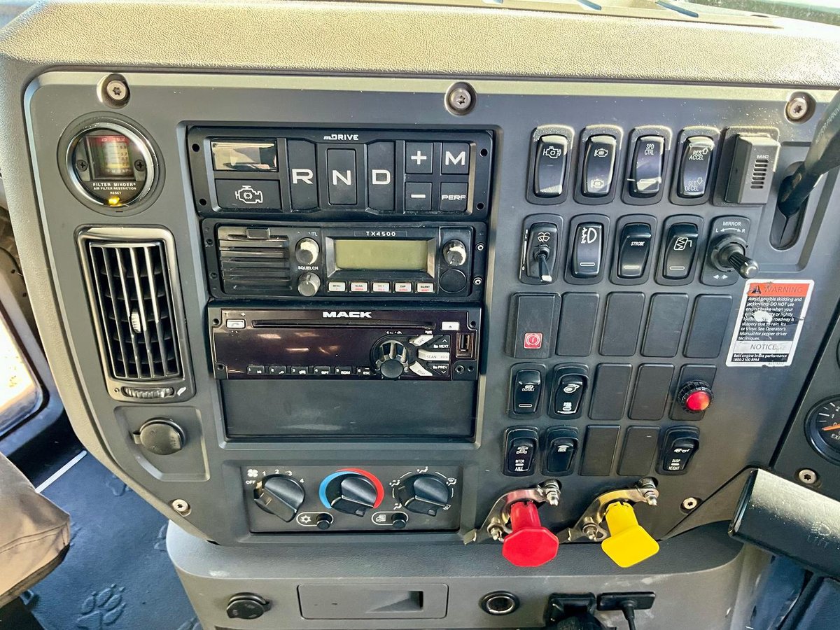 2015 Mack Granite image 19