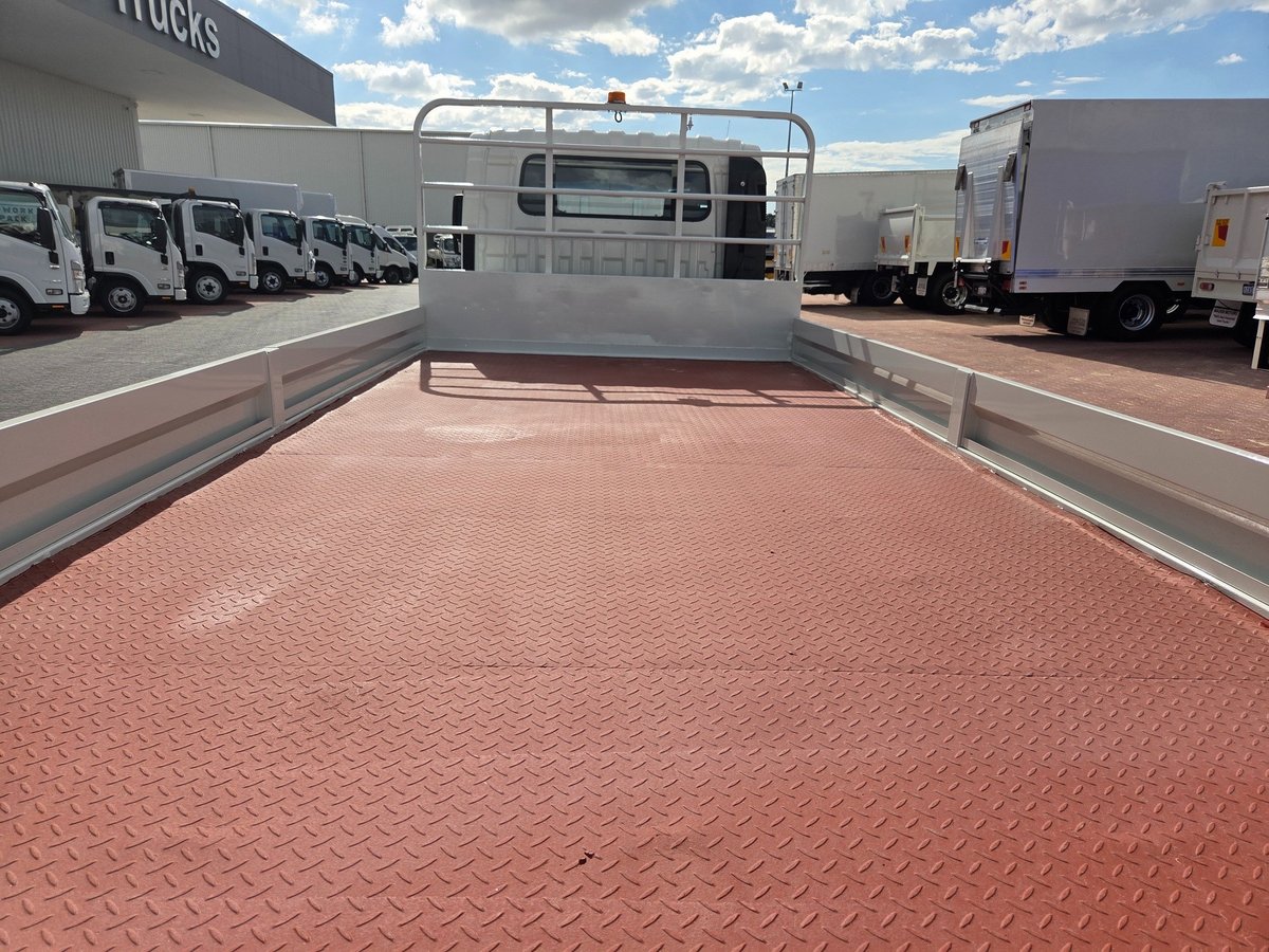 2015 Isuzu Trucks Nqr450 4.5 Ton Crew Cab Tray image 12