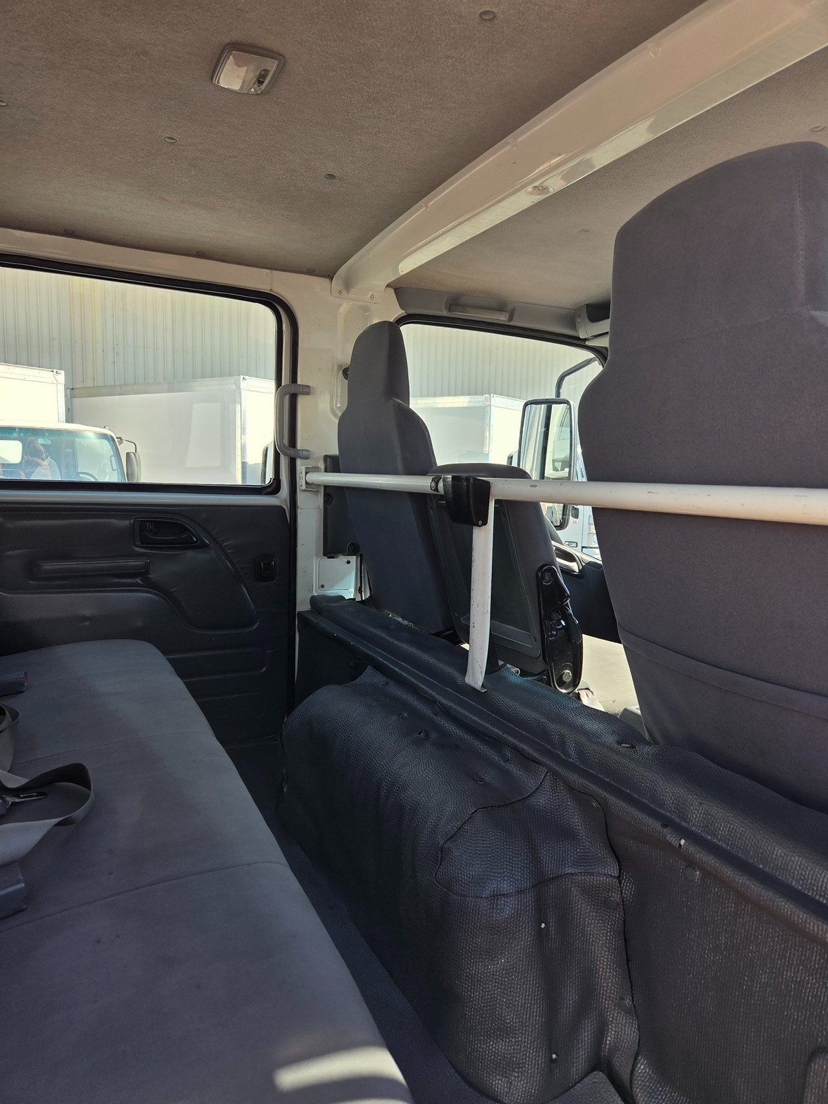 2015 Isuzu Trucks Nqr450 4.5 Ton Crew Cab Tray image 14