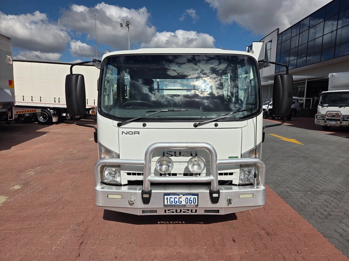 2015 Isuzu Trucks Nqr450 4.5 Ton Crew Cab Tray image 19